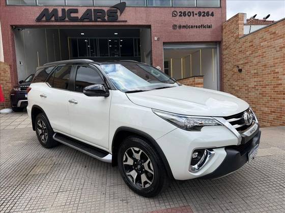 TOYOTA HILUX SW4 2.8 SRX DIAMOND 4X4 7 LUGARES 16V TURBO INTERCOOLER DIESEL 4P AUTOMÁTICO TOYOTA HILUX SW4 2.8 SRX DIAMOND 4X4 7 LUGARES 16V TURBO INTERCOOLER DIESEL 4P AUTOMÁTICO